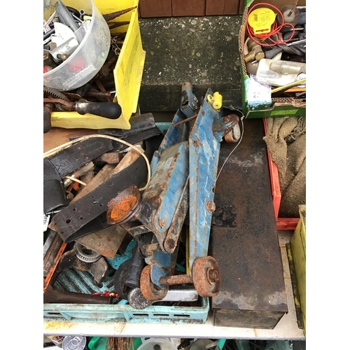 22 - LARGE QTY OF ASSORTED TOOLS TO INClUDE A TROLLY JACK, BRACES ETC
