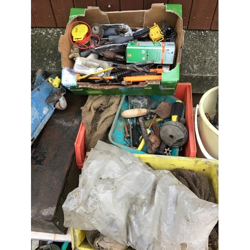 22 - LARGE QTY OF ASSORTED TOOLS TO INClUDE A TROLLY JACK, BRACES ETC