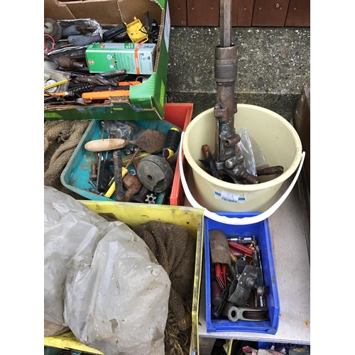 22 - LARGE QTY OF ASSORTED TOOLS TO INClUDE A TROLLY JACK, BRACES ETC