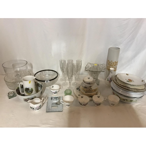 291 - QTY OF GLASSWARE TO INCLUDE FRUIT BOWLS AND DRINKING GLASSES AND CERAMICS ( 2 SHELVES)