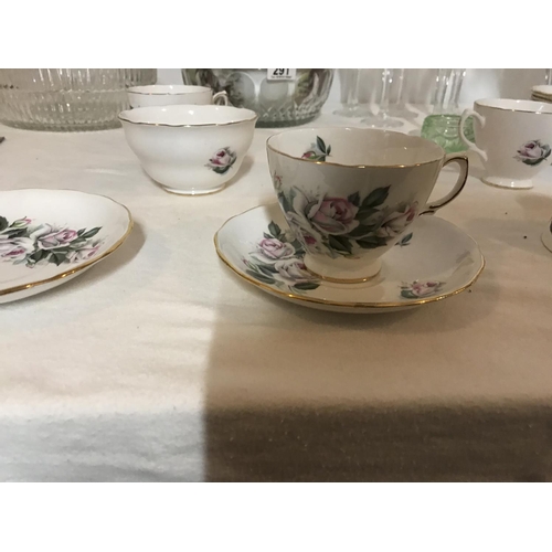 291 - QTY OF GLASSWARE TO INCLUDE FRUIT BOWLS AND DRINKING GLASSES AND CERAMICS ( 2 SHELVES)