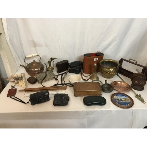 292 - SHELF OF COLLECTABLES TO INCLUDE A CAMERA, COPPER KETTLE AND BINOCULARS