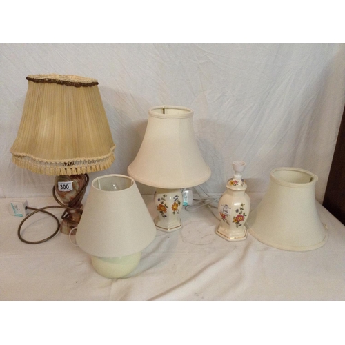 300 - 4 SMALL ELECTRIC TABLE LAMPS