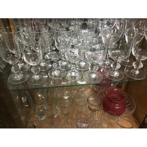 94 - LARGE QTY  OF GLASSWARE TO INCLUDE CHAMPAGNE FLUTES, TUMBLERS ETC