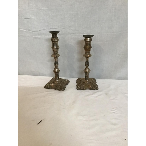 139 - QTY OF SILVER PLATED ITEMS TO INCLUDE CANDLESTICKS, FISH SERVERS ETC