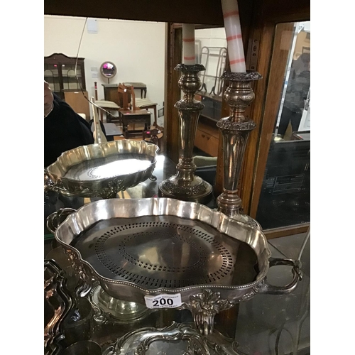 200 - LARGE COLLECTION OF GOOD QUALITY SILVER PLATED ITEMS TO INCLUDE SERVING TRAY, CANDLESTICKS, TUREEN E... 