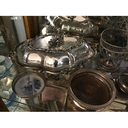 200 - LARGE COLLECTION OF GOOD QUALITY SILVER PLATED ITEMS TO INCLUDE SERVING TRAY, CANDLESTICKS, TUREEN E... 