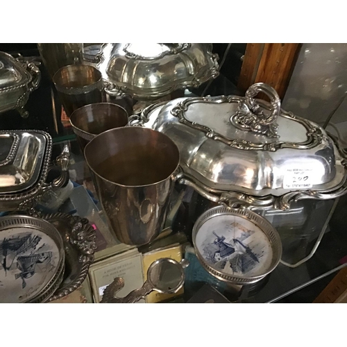 200 - LARGE COLLECTION OF GOOD QUALITY SILVER PLATED ITEMS TO INCLUDE SERVING TRAY, CANDLESTICKS, TUREEN E... 