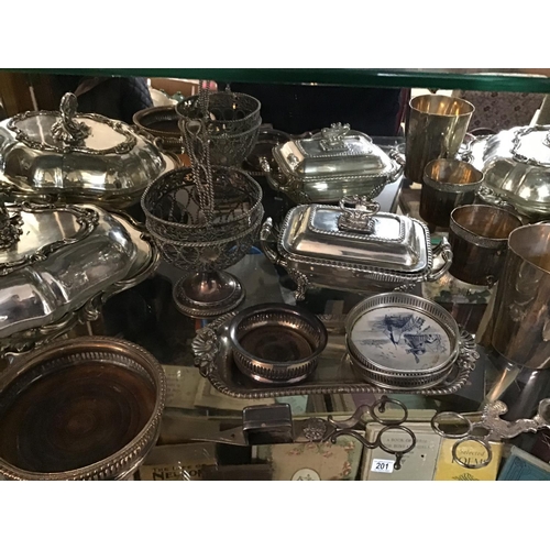 200 - LARGE COLLECTION OF GOOD QUALITY SILVER PLATED ITEMS TO INCLUDE SERVING TRAY, CANDLESTICKS, TUREEN E... 