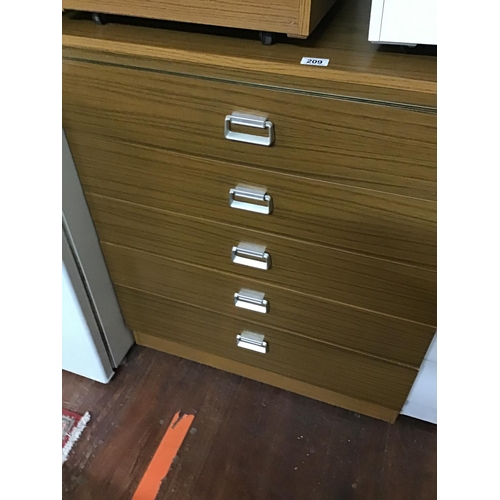 209 - TEAK EFFECT 5 DRAWER BEDROOM CHEST & MATCHING BEDSIDE CABINET