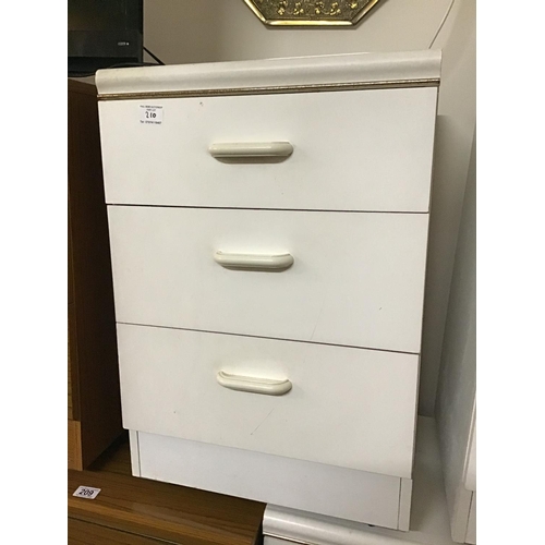 210 - WHITE 5 DRAWER BEDROOM CHEST & 2 MATCHING BEDSIDE CHESTS