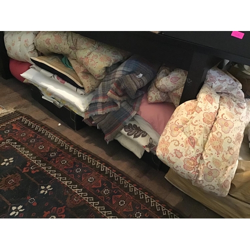 218 - LARGE QTY OF LINEN TO INCLUDE, BLANKETS, VINTAGE QUILTS ETC