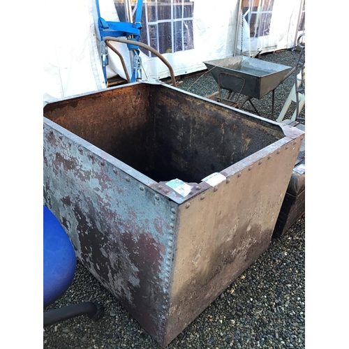 19 - LARGE VINT GALVANISED TANK
36 X 30