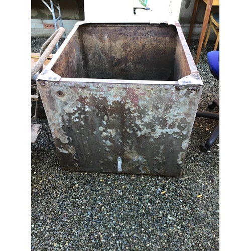 19 - LARGE VINT GALVANISED TANK
36 X 30