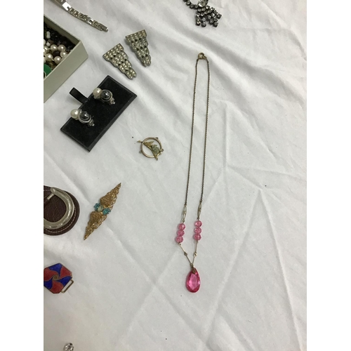 110 - QTY OF COSTUME JEWELLRY TO INCLUDE NECKLACES, BANGLES, COMPACT ETC