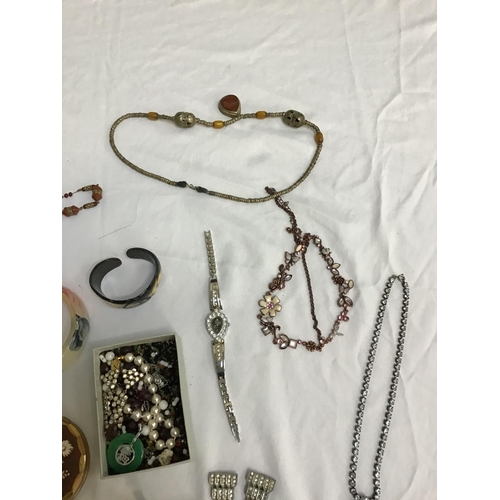 110 - QTY OF COSTUME JEWELLRY TO INCLUDE NECKLACES, BANGLES, COMPACT ETC