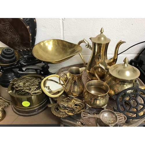 90 - QTY OF BRASS & SILVER PLATED ITEMS TO INCLUDE TEA & COFFEE SET ON TRAY, SCALES & WEIGHTS ETC