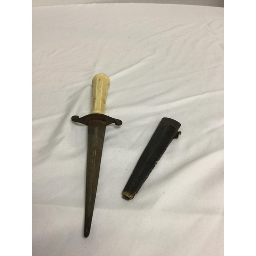 124 - 3 BOXES WITH CUT THROAT RAZORS AND EARLY BONE HANDLED DAGGER IN SHEATH A/F