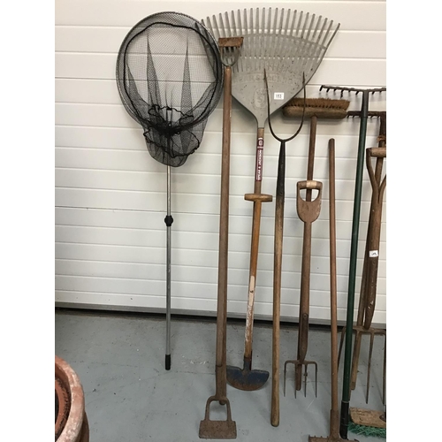 153 - QTY OF GARDEN TOOLS ETC