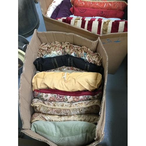 178 - LARGE QTY OF SCATTER CUSHIONS