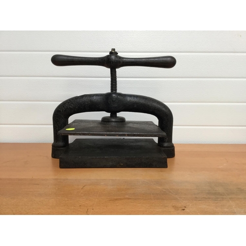 185 - VICTORIAN CAST IRON BOOK PRESS