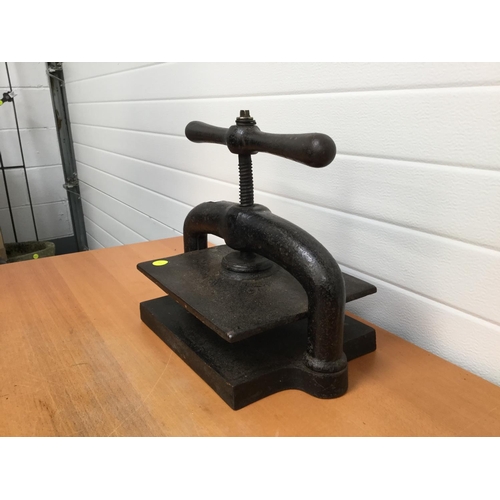 185 - VICTORIAN CAST IRON BOOK PRESS