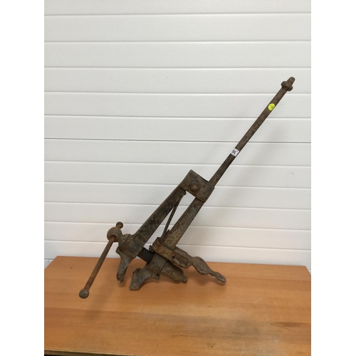 186 - LARGE CAST IRON SADDLE VICE