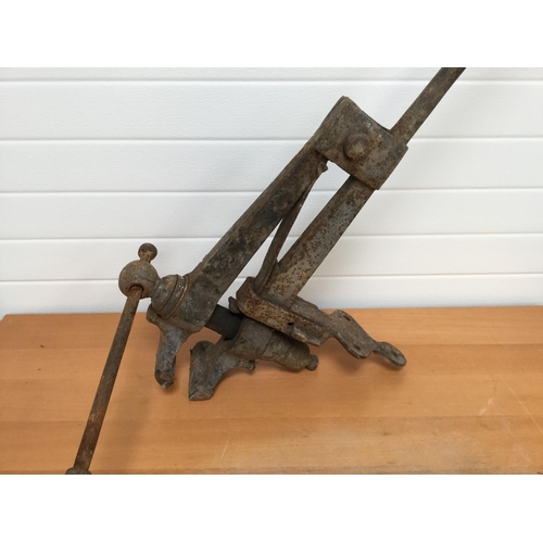 186 - LARGE CAST IRON SADDLE VICE