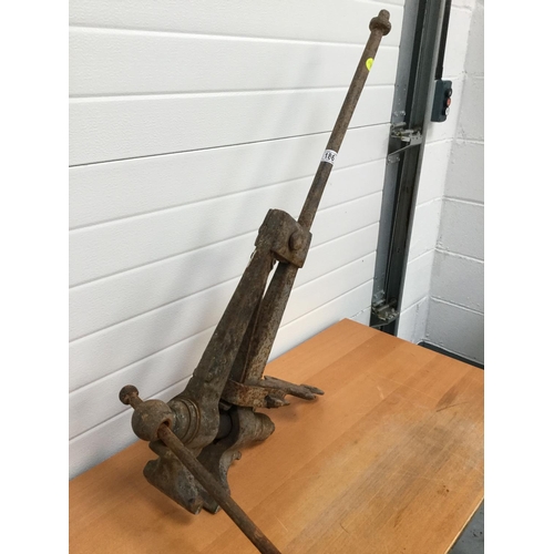 186 - LARGE CAST IRON SADDLE VICE