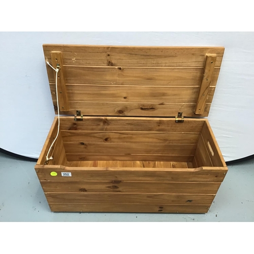 252 - SMALL PINE TOY BOX