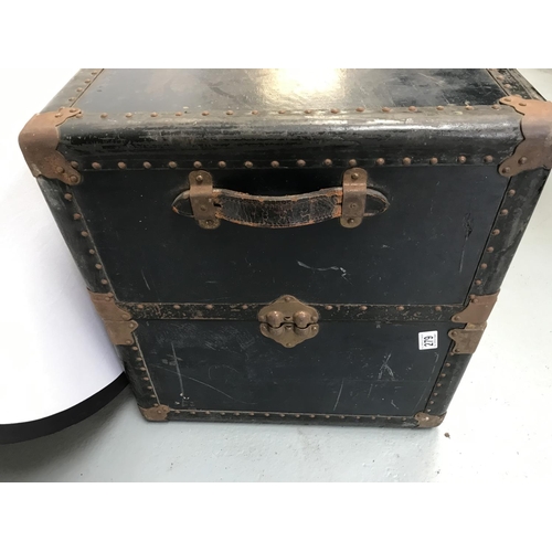 279 - VINTAGE FITTED TRAVELLERS TRUNK - 23