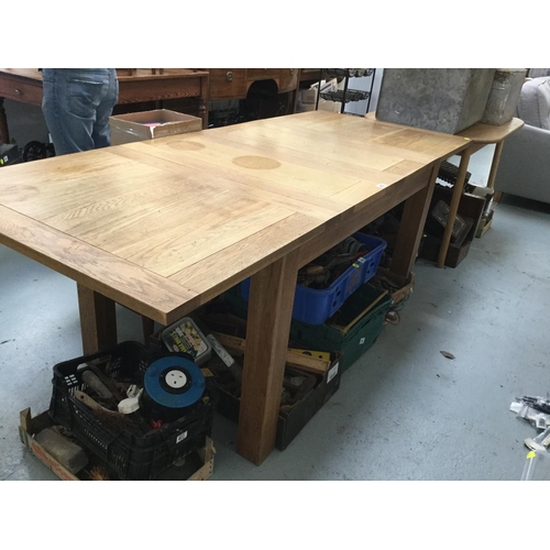 402 - LIGHT OAK EXTENDING DINING TABLE WITH 2 LEAVES - 33