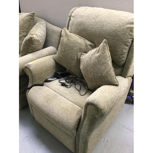 418 - GREEN UPHOLSTERED FABRIC DROP ARM SETTEE AND MATCHING RISE RECLINE ELECTRIC CHAIR