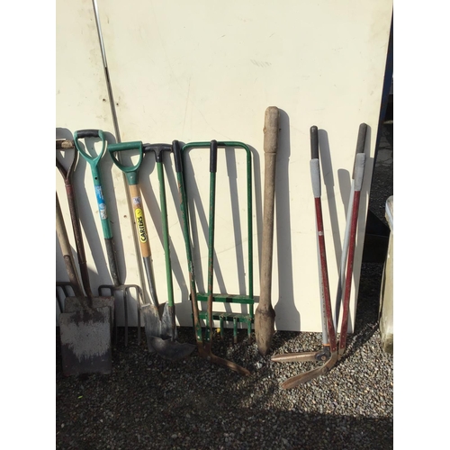 16 - QTY OF GARDEN TOOLS TO INCLUDE FORKS, SHOVELS, HOSE ON REEL ETC