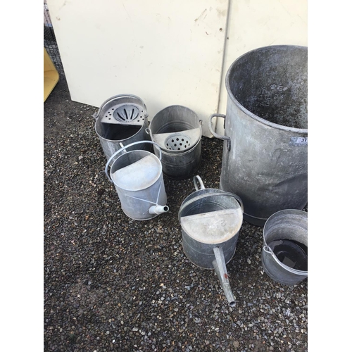 31 - QTY OF GALVANISED ITEMS TO INCLUDE DUSTBIN, WATERING CANS, BUCKETS ETC