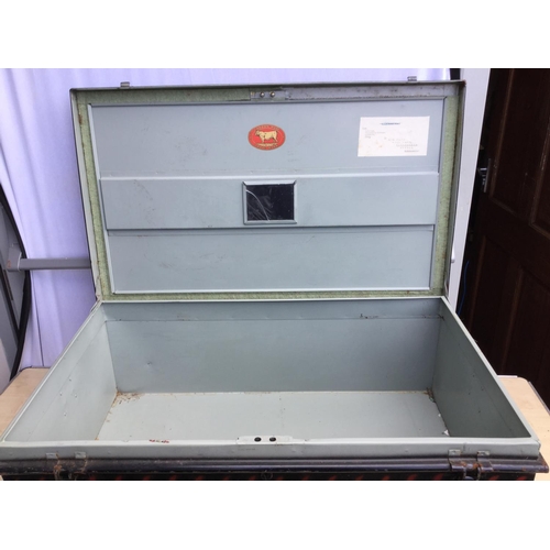 54 - METAL TRUNK
L 36