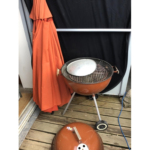 62 - WEBBER BBQ AND GARDEN UMBRELLA