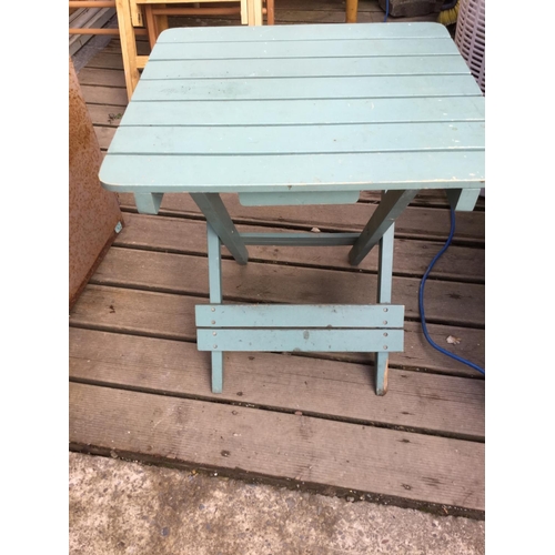 111 - VINTAGE KITCHEN TABLE, 2 FOLDING TABLES, 3 FOLDING CHAIRS AND A KITCHEN TIDY