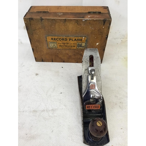 163 - STANLEY NO 4 PLANE IN BOX, RECORD PLANE WITH SPARE BLADES IN BOX, A RECORD NO 4 PLANE IN BOX AND A M... 