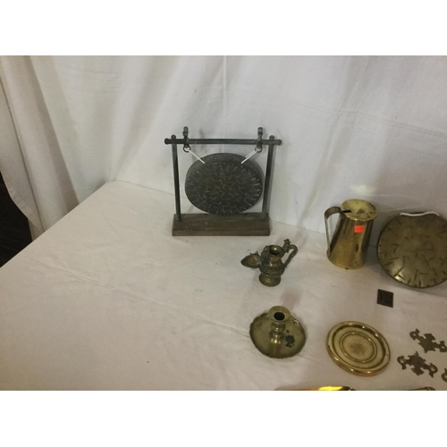 283 - COLLECTION OF COPPER AND BRASS TO INCLUDE A GONG ON STAND, KITCHEN SCALES AND AN UNUSUAL INDIAN OIL ... 