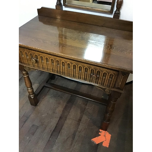 396 - OAK REPRODUCTION DRESSING TABLE AND MIRROR WITH CARVED ARCHED DECORATION