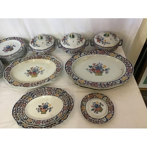 268 - LARGE QTY OF WEDGEWOOD DINNERWARE, MARKED POTERAT TO INCLUDE VEDGETABLE DISHES, SAUCE TUREEN AND GRA... 