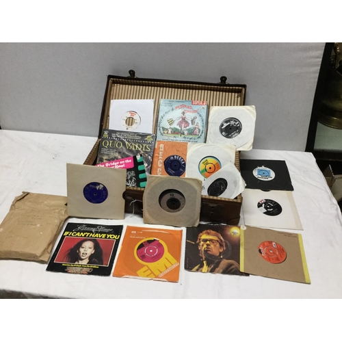 427 - VINTAGE CASE AND A SELLECTION OF SINGLE RECORDS