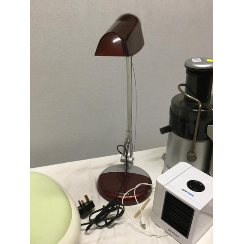 437 - QTY OF ELECTRICAL ITEMS TO INCLUDE A JUICER, DESK LAMP ETC