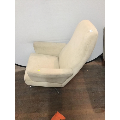 534 - VINTAGE  UPHOLSTERED SWIVEL CHAIR ON CHROME BASE