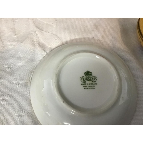 323 - 7 PIECES OF AYNSLEY ORCHARD GOLD TO INCLUDE TRINKET POTS, VASES ETC
(1 A/F CHIP TO RIM)