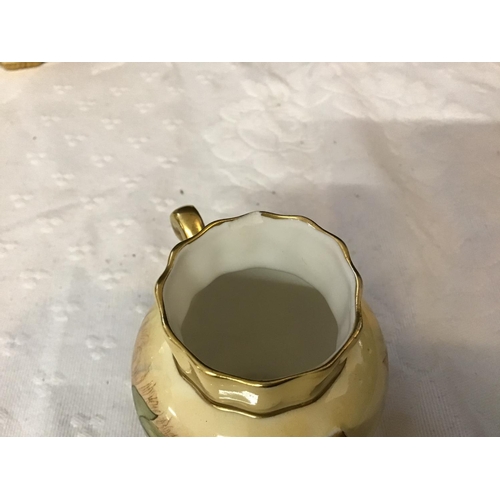 323 - 7 PIECES OF AYNSLEY ORCHARD GOLD TO INCLUDE TRINKET POTS, VASES ETC
(1 A/F CHIP TO RIM)