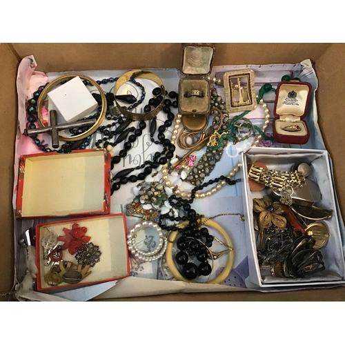 330 - QTY OF ANTIQUE AND VINTAGE COSTUME JEWELLERY TO INCLUDE BROACHES, NECKLACES ETC