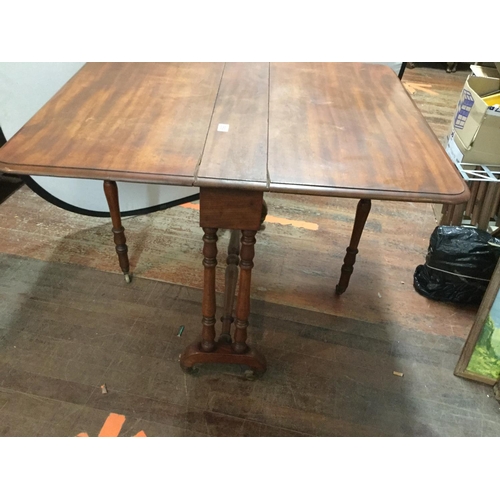 559 - VICTORIAN  MAHOGANY SUTHERLAND TABLE ON BRASS CASTORS A/F