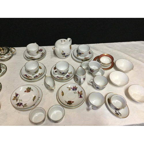 568 - BOX OF CHINA TO INCLUDE TEA SETS, ROYAL WORCESTER ETC